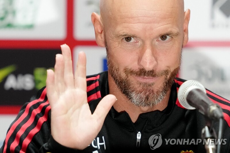 텐 하흐 맨유 감독 "호날두, 우리 계획에 있어…이적 안 시킨다"