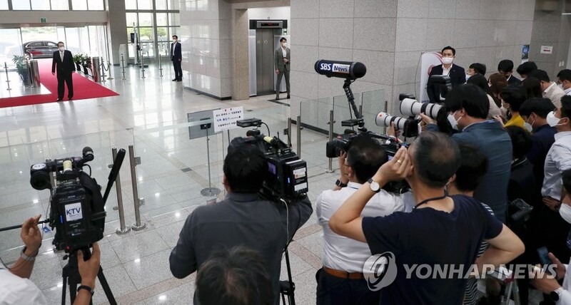 Yoon says focus on protecting people's livelihoods from economic crisis