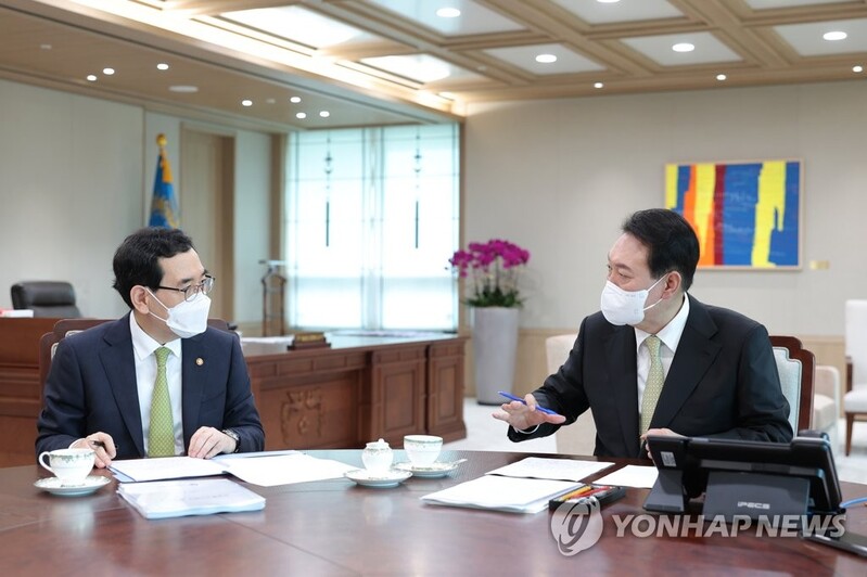 Yoon tells industry minister to quickly rebuild nuclear power industry