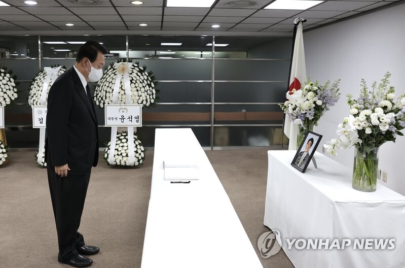 Yoon visits mourning altar for ex-Japan PM Abe
