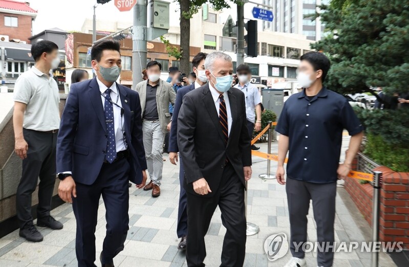 (LEAD) New U.S. ambassador presents copy of credentials to foreign ministry