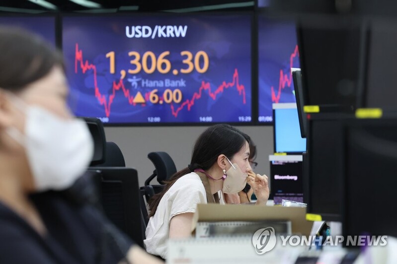 Korean students abroad, parents tightening belts as won dives to 13-yr low against dollar