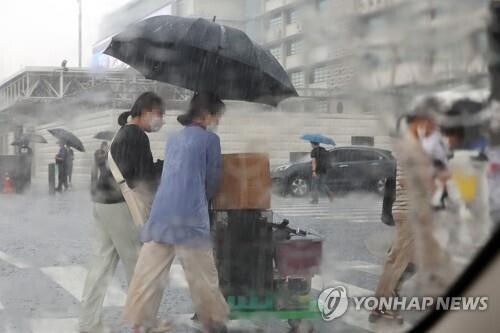(LEAD) Torrential downpours to soak central region until Thursday morning