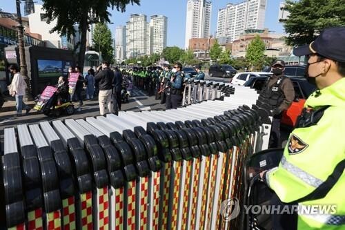 Wary parents petition against demonstrations near presidential office