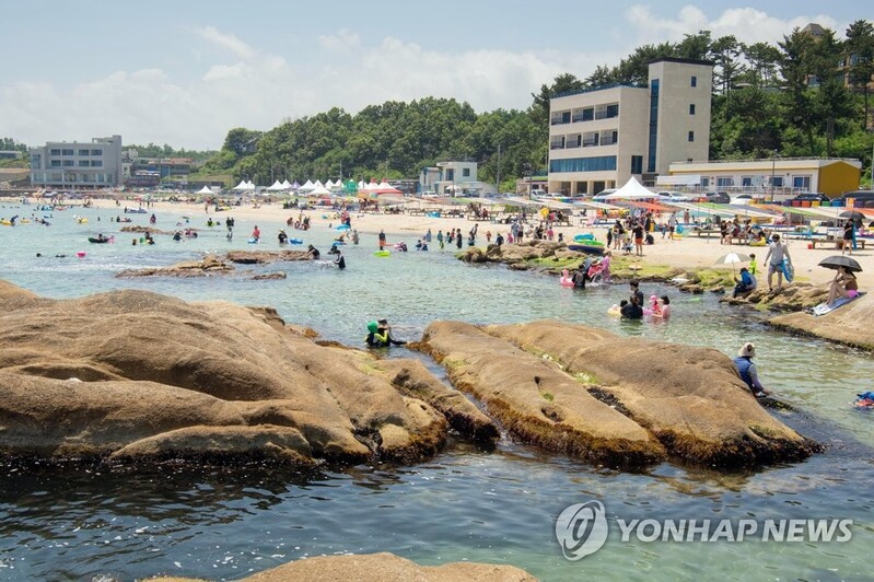 강원 고성지역 해수욕장 개장…동해안 83개 모두 문 열어
