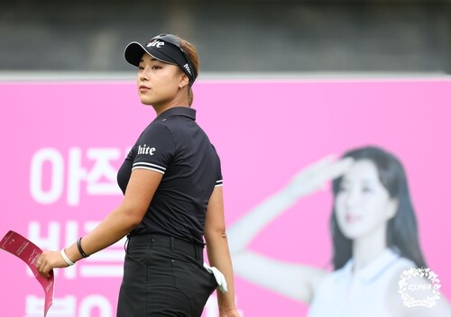 300야드 '펑펑' 윤이나, KLPGA 투어 첫 승 보인다…사흘째 선두(종합)