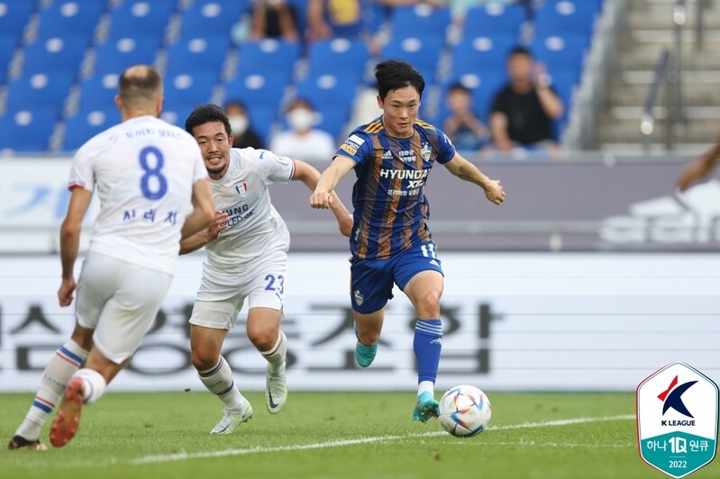 K League's top 2 clubs keep race tight with victories