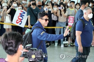 Son Heung-min offers fan-service till minutes before his departure
