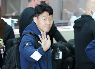 [Moment to Focus] Son waves to fans before departure