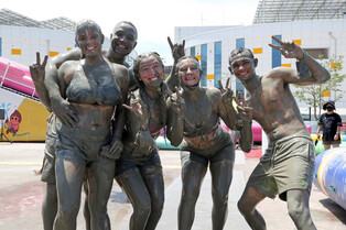 [K-Geography] Mud festival opens