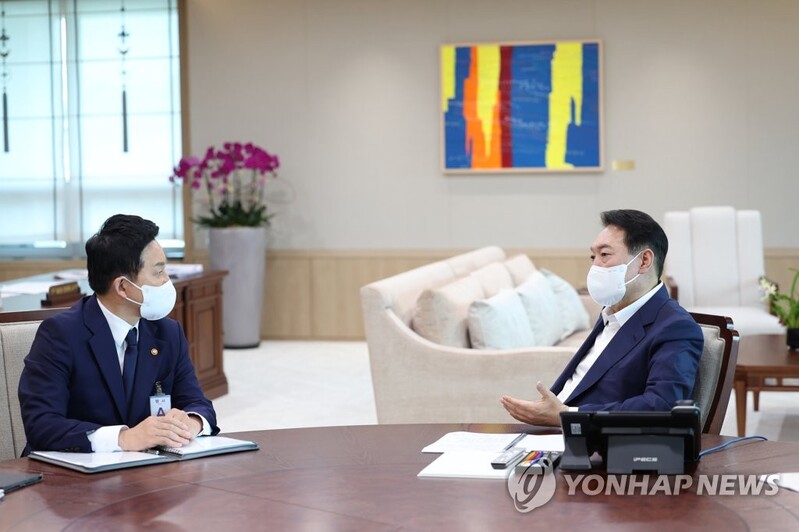 Yoon asks land minister to prioritize housing stability