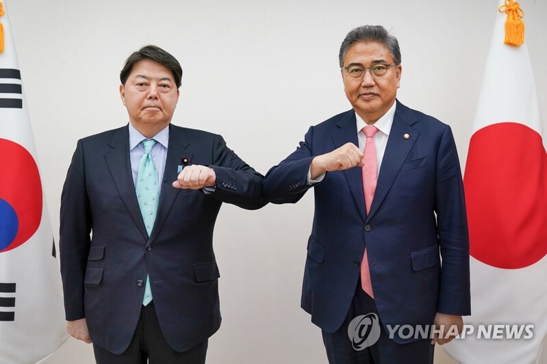 (LEAD) S. Korea, Japan hold foreign ministerial talks on warming bilateral ties