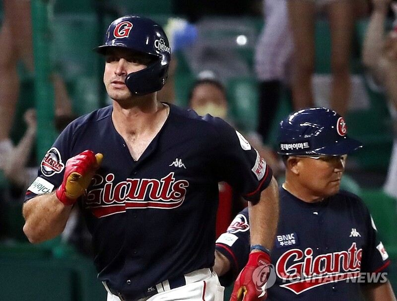 Lotte Giants waive outfielder Peters