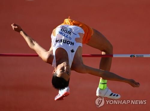 Yoon congratulates high jumper on silver medal at world championships