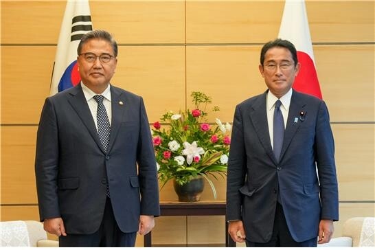 FM Park relays Yoon's will to improve Seoul-Tokyo ties in courtesy call on Kishida