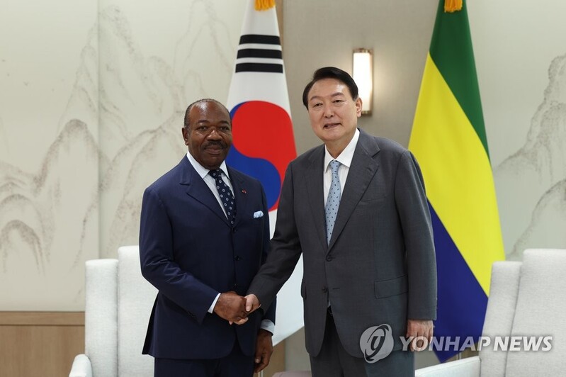 (LEAD) Yoon, Gabonese president hold summit talks