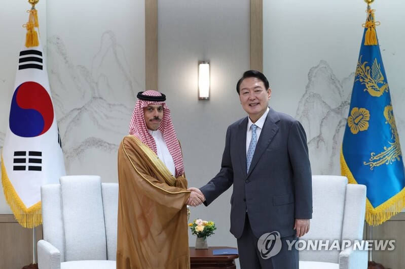 Yoon meets with Saudi Arabia's foreign minister