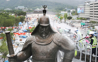 [K-Geography] Cleaning legendary admiral's statue ahead of square reopening