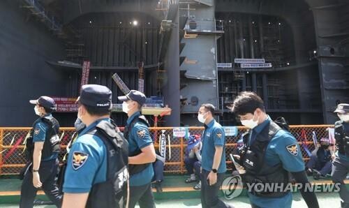 Use of police force said to be mulled to end shipyard strike