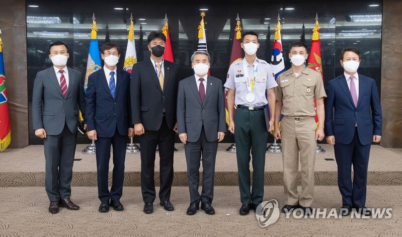 Defense minister commends high jumper Woo for grabbing silver at world championships