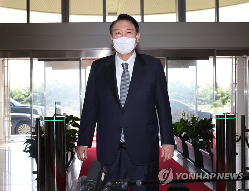 Yoon to meet with new parliamentary leaders next month