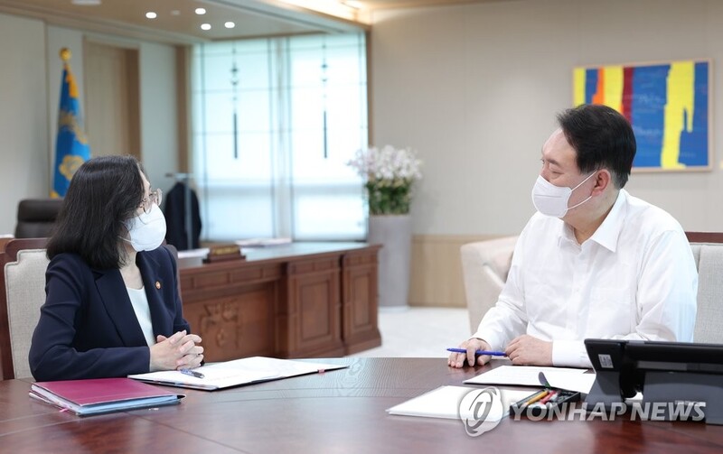 Yoon calls for quickly coming up with road map to abolish gender ministry