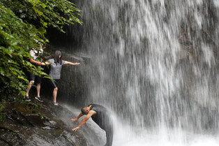 [Moment to Focus] Beating heat wave at waterfall