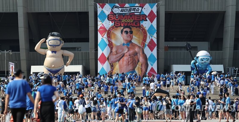 코로나 재유행인데 콘서트·축제장은 '북적'…집단감염 우려