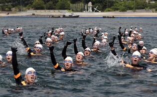 [Moment to Focus] Naval cadets at drill