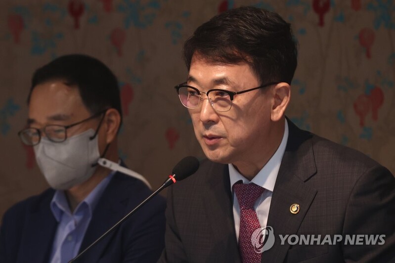 문화재청장, '靑 질문'에 진땀…"구체적 준비 못한 제 불찰"