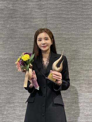 Jang Seo-hee wins Hallyu Achievement Award at '10 People Who Shined Korea'