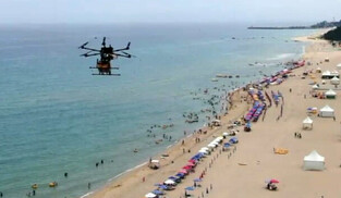[Moment to Focus] Drone delivers chicken, pizza at beach