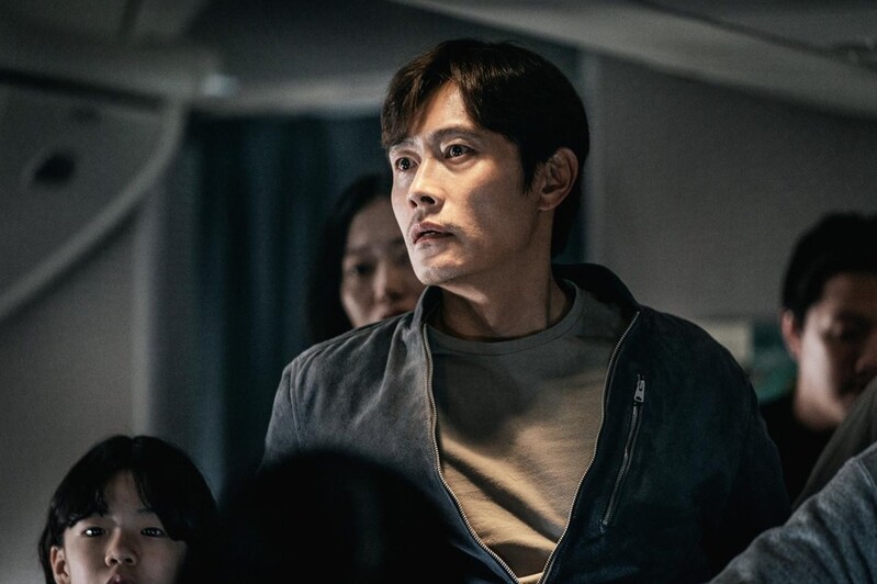 Lee Byung-hun says fatherhood helps him play father in 'Emergency Declaration'
