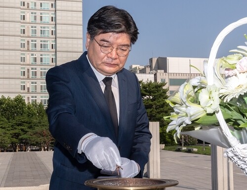 Gyeonggi vice governor allegedly throws glass at local councilor