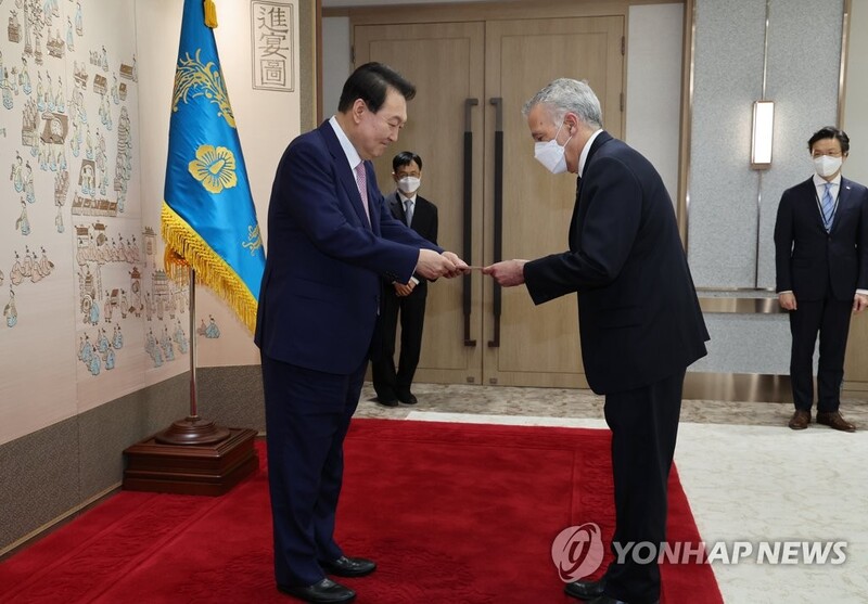 Yoon receives credentials of new U.S. ambassador to Seoul