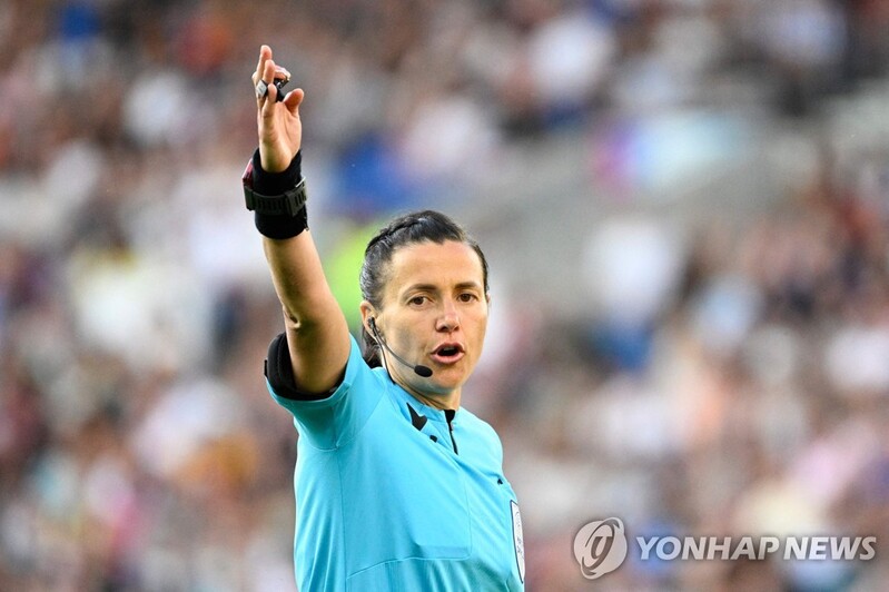 우크라 남자프로축구 최초의 여성 주심, 유로 2022 결승서 휘슬