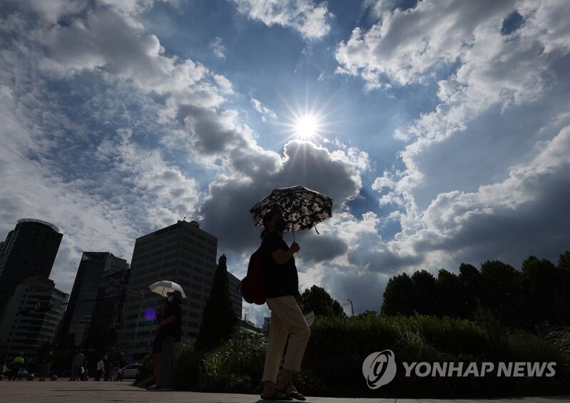 Heat wave grips Seoul, other areas of nation except for southern regions