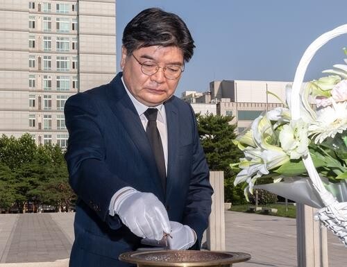 Gyeonggi vice governor tenders resignation after allegedly throwing glass at local councilor