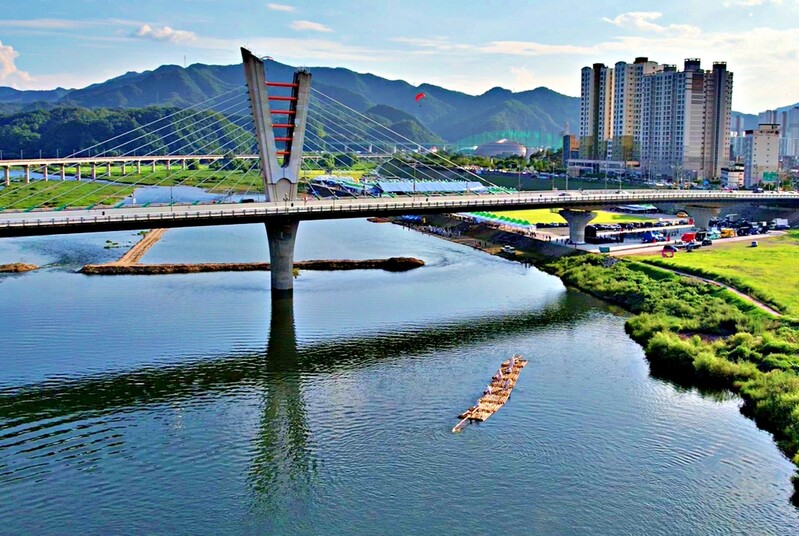 '영월의 특별한 여름' 동강뗏목축제…3만 명 즐겼다