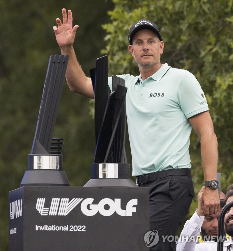 스텐손, LIV 골프 3차 대회 우승…'라이더컵 대신 상금 62억원'
