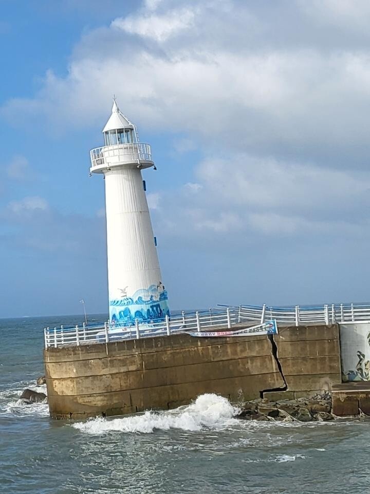 부산 해운대구 청사포 방파제 파손으로 등대 기울어