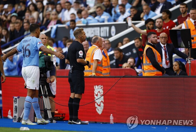 EPL 최고경영자 "심판·VAR 운영실 간 대화 내용 공개할 것"