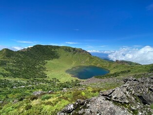 [K-Geography] Crater lake filled with water