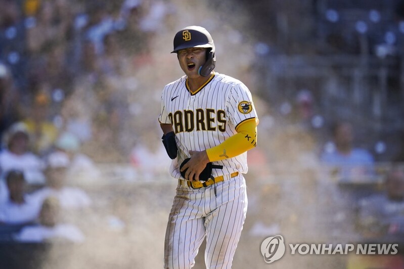(LEAD) Padres' Kim Ha-seong falls homer short of cycle in 4-hit game