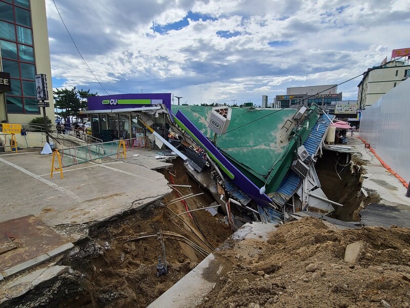 Sinkhole in Yangyang leaves adjacent building in tatters; 97 evacuated