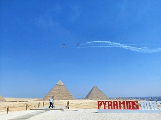 [Moment to Focus] Aerobatic show over Egyptian pyramids