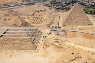 [Moment to Focus] S. Korean aerobatic team over Giza Pyramids