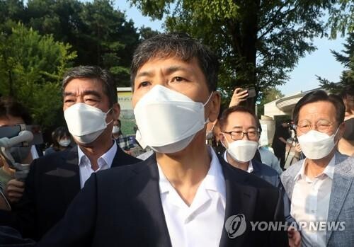 Ex-South Chungcheong Gov. Ahn discharged from prison