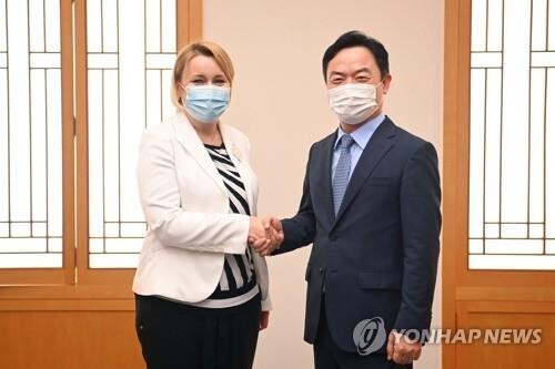 (LEAD) S. Korea seeks stronger ties with Lithuania in bio, laser sectors