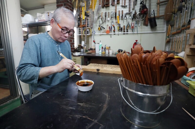 [충북 장인열전] 다루기 힘든 옻, 천년혼 불어넣는 김성호 칠장